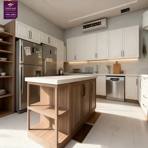 مطبخ سكني بتصميم شاكر كلاسيكي يضم جزيرة خشبية مستقلة وثلاجة مزدوجة من الستانلس ستيل.