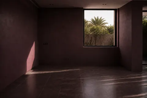 فراغ المطبخ المجهز بأرضيات وجدران جاهزة قبل بدء أعمال توريد وتركيب الكبائن.